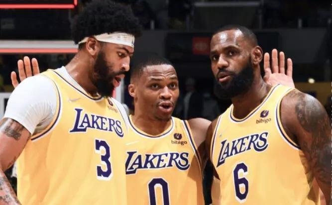  湖人逆转擒猛龙，詹姆斯里程碑三双  