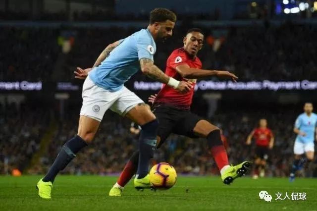  曼城德比大战创纪录，京多安倒钩惊艳全场  